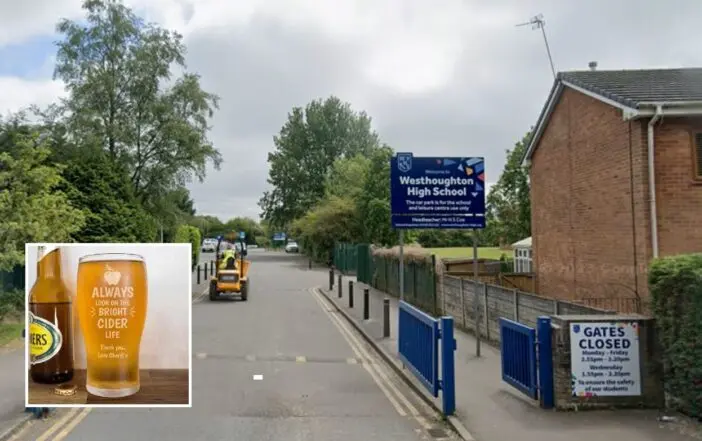 Botrány Boltonban, miután egy tanár munkaidőben az osztályteremben úgy bepiált, hogy az ajtónak is nekiment
