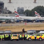 Káosz a londoni réptéren: aktivisták láncolták egymáshoz magukat a kifutópálya közepén