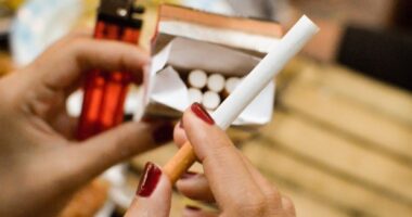 Jelentősen emelkedik a cigaretta ára Nagy-Britanniában, méghozzá mostantól