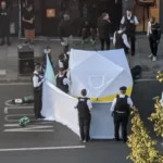 A nyílt utcán lőttek agyon egy férfit, egy másikat pedig leszúrtak a járókelők szeme láttára Londonban