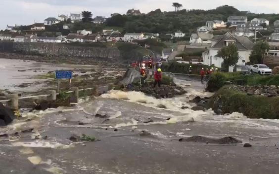 Hatalmas áradás egy angliai faluban: helikopterrel mentették az embereket 5
