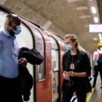 Mostantól pénzbírság, vagy akár letartóztatás is várhat arra, aki nem visel maszkot a tömegközlekedésen Angliában