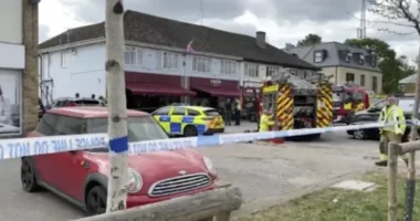 Costa kávézóba hajtott egy autó Angliában, Oxfordshire-ben – hárman kórházban