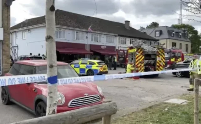 Costa kávézóba hajtott egy autó Angliában, Oxfordshire-ben – hárman kórházban