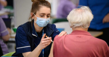 Újabb halálos kimenetelű szövődmény köthető a koronavírus elleni oltáshoz