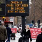 Újra 100 ezer a napi új Covid fertőzöttek száma, és emelkedik a kórházba kerülőké is Nagy-Britanniában