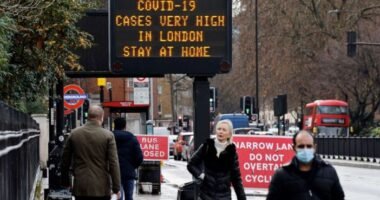 Újra 100 ezer a napi új Covid fertőzöttek száma, és emelkedik a kórházba kerülőké is Nagy-Britanniában