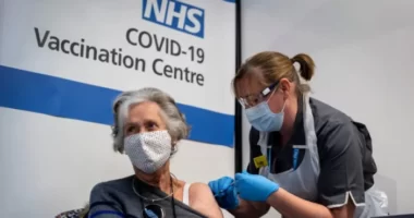 Újabb Covid oltás jön az 50 év fölöttieknek Nagy-Britanniában