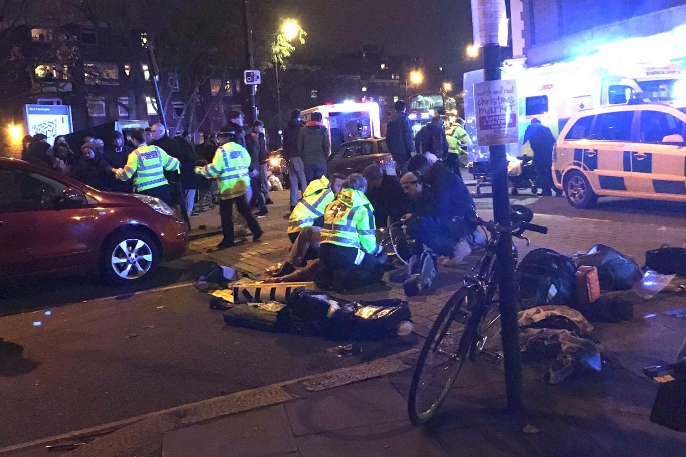 Kocsival hajtott a gyalogosok közé 4 embert elgázolva egy lány Londonban 2