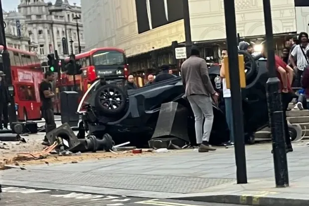 London egyik legforgalmasabb csomópontját lezárták - autó csapódott Piccadilly Circus szökőkútjába