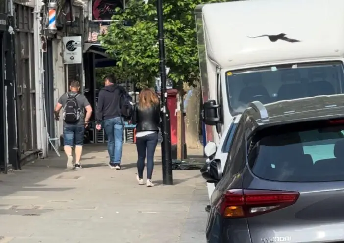 Egy agresszív varjú tucatszámra támadja meg az embereket Észak-Londonban