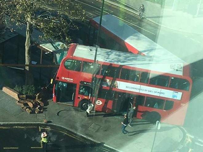 Súlyos buszbaleset London mellett: egy lány kritikus állapotban, a sofőrt letartóztatták 5