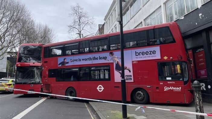 Súlyos buszbaleset Londonban: 2 emeletes busz egymásnak csapódott, 6 ember kórházban