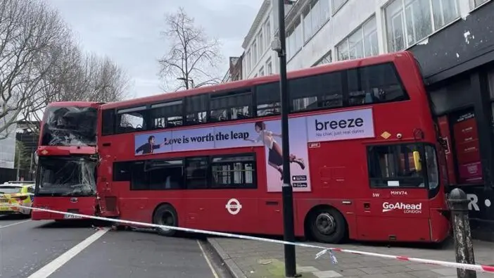 Súlyos buszbaleset Londonban: 2 emeletes busz egymásnak csapódott, 6 ember kórházban