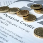 A brit kormány kiterjeszti a bankszámla-ellenőrzéseket a segélycsalások visszaszorítása érdekében – még többen kerülnek célkeresztbe