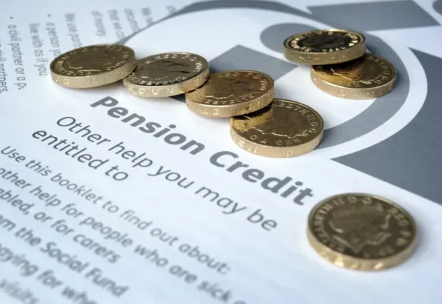 A brit kormány kiterjeszti a bankszámla-ellenőrzéseket a segélycsalások visszaszorítása érdekében – még többen kerülnek célkeresztbe