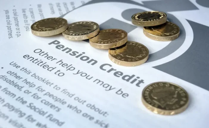 A brit kormány kiterjeszti a bankszámla-ellenőrzéseket a segélycsalások visszaszorítása érdekében - még többen kerülnek célkeresztbe