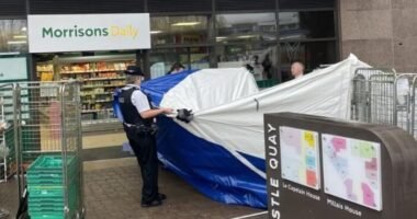 A vásárlók szeme láttára brutálisan megkéselték az egyik Morrisonsban dolgozó egyik alkalmazottat az Egyesült Királyságban