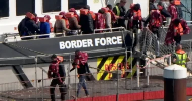 Jövő héten megkezdődik a migránsok deportálása Franciaországba – új brit-francia egyezség lép életbe