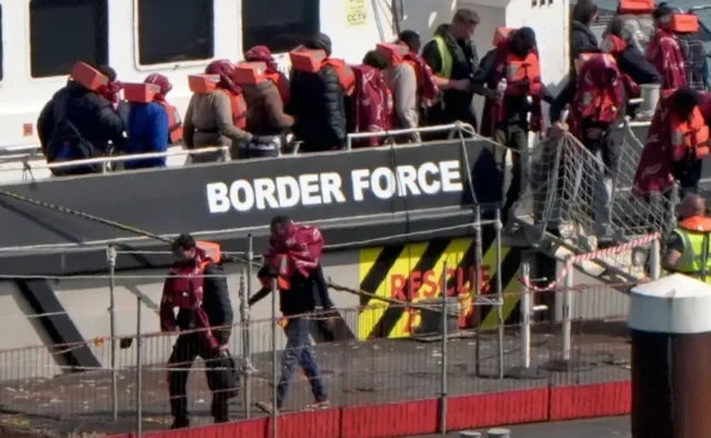 Jövő héten megkezdődik a migránsok deportálása Franciaországba – új brit-francia egyezség lép életbe