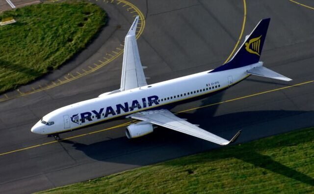 Rendőrök lepték el a Ryanair egyik angliai járatát, akkora balhét csinált öt brit utas a fedélzeten