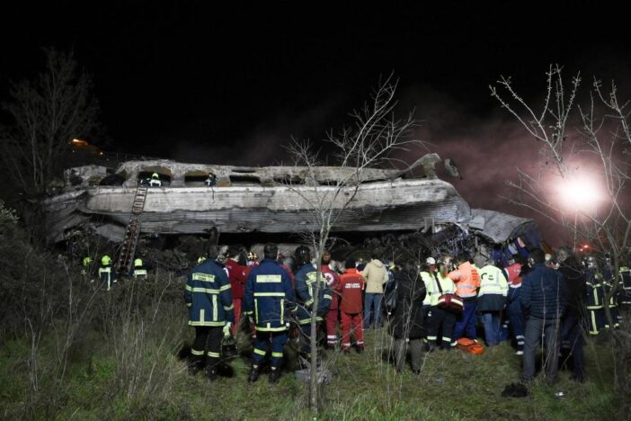 Szörnyű vonatbaleset, 2 vonat egymásnak rohant és frontálisan ütközött Görögországban – legalább 36 halott van eddig 7