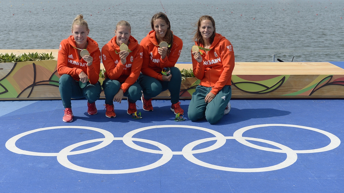 Rio de Janeiro, 2016. augusztus 20. Szabó Gabriella, Kozák Danuta, Csipes Tamara és Fazekas-Zur Krisztina (b-j) a nõi kajak négyesek 500 méteres versenyének eredményhírdetésén a Rio de Janeiró-i nyári olimpián a Rodrigo de Freitas Lagúnában 2016. augusztus 20-án. Az aranyérmes nõi kajaknégyes megvédte olimpiai bajnoki címét. MTI Fotó: Kovács Tamás