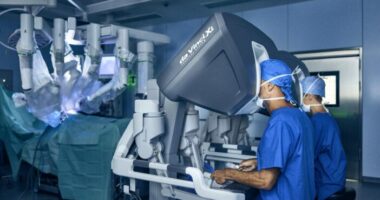 Új korszak kezdődik az angol egészségügyben - hivatalosan is engedélyezték a robotikus sebészeti rendszerek használatát az NHS-nél