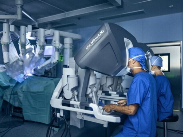 Új korszak kezdődik az angol egészségügyben – hivatalosan is engedélyezték a robotikus sebészeti rendszerek használatát az NHS-nél