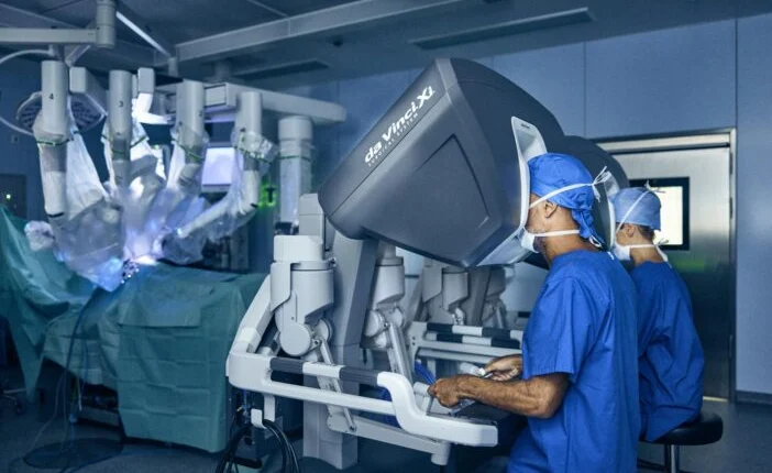 Új korszak kezdődik az angol egészségügyben - hivatalosan is engedélyezték a robotikus sebészeti rendszerek használatát az NHS-nél 1