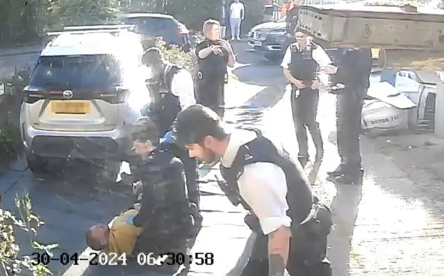 „Az egyik rendőr majdnem elvesztette a kezét” – kiderültek a vérfagyasztó részletek a londoni kardos támadásról 6