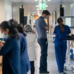 Több mint 100 millió fontot loptak el csalók az NHS-től 
