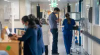 Több mint 100 millió fontot loptak el csalók az NHS-től 
