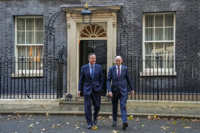 Hatalmas fordulatok a brit kormányon belül: kirúgták a belügyminisztert és visszatér a volt miniszterelnök David Cameron 4