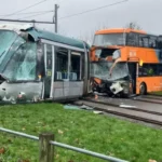 Busz ütközött egy villamossal Angliában, Nottinghamshire területén