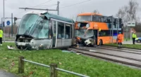 Busz ütközött egy villamossal Angliában, Nottinghamshire területén