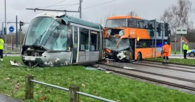 Busz ütközött egy villamossal Angliában, Nottinghamshire területén