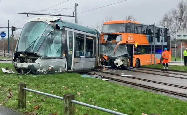 Busz ütközött egy villamossal Angliában, Nottinghamshire területén