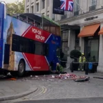 Buszbaleset London szívében: Turistabusz csapódott egy szuvenírárus bódéjába a Trafalgar téren
