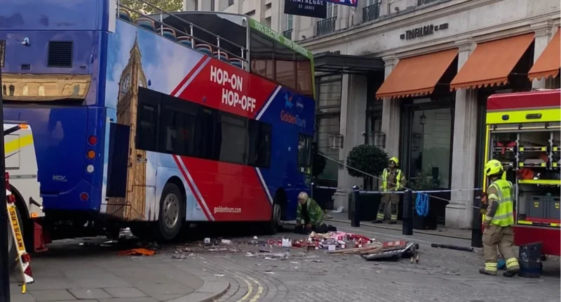 Buszbaleset London szívében: Turistabusz csapódott egy szuvenírárus bódéjába a Trafalgar téren
