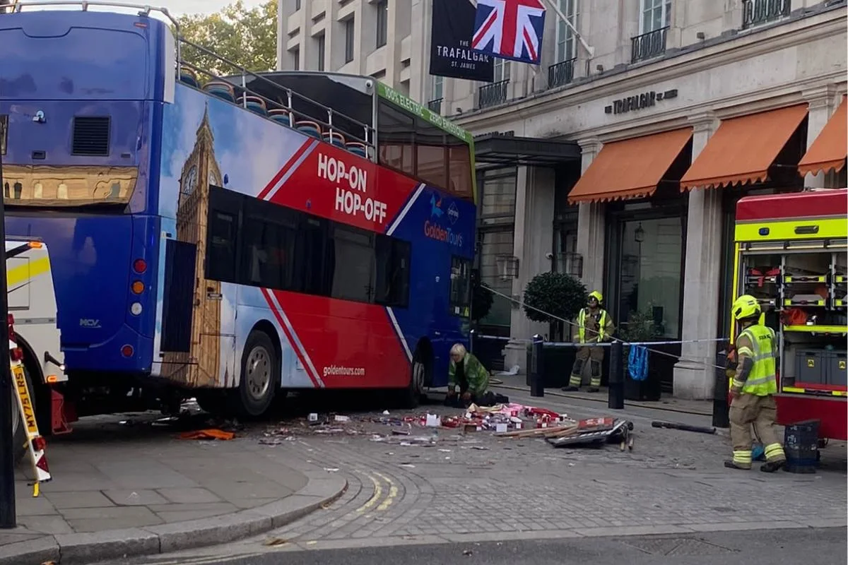 Buszbaleset London szívében: Turistabusz csapódott egy szuvenírárus bódéjába a Trafalgar téren Buszbaleset London szívében: Turistabusz csapódott egy szuvenírárus bódéjába a Trafalgar téren
