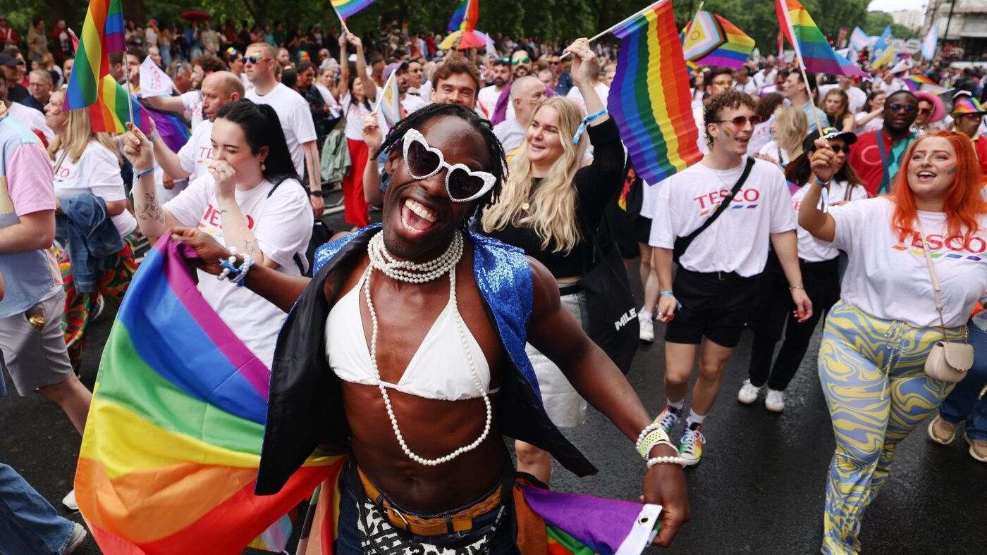 Több tízezren vonultak London utcáin - ilyen volt a 2026-os Pride felvonulás