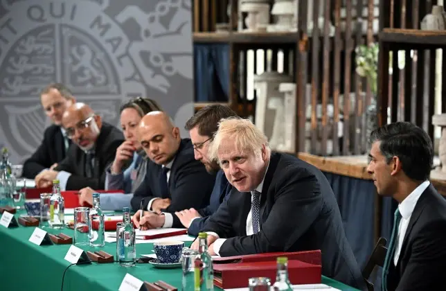 Boris 90 000 ember munkahelyének megszüntetését tervezi, hogy pénzt takarítson meg az adócsökkentésre