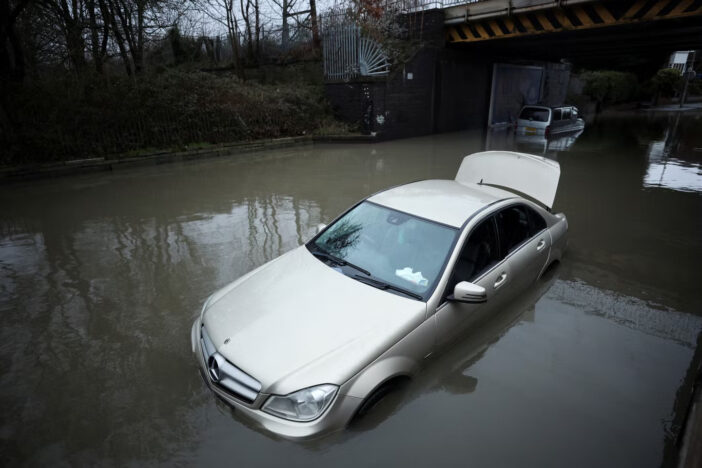 Hatalmas áradások a felhőszakadás miatt Angliában: kisebb települések és lakónegyedek is víz alá kerültek, megdöbbentő képek 5