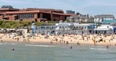 Elfogták a 18 éves srácot, aki behúzott a vízbe és megerőszakolt egy 15 éves lányt az egyik forgalmas strandon Angliában