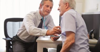 Veszélyes változás az angliai háziorvosi rendszerben: életveszélyes esetek kerülnek a „nem sürgős” online űrlapokra