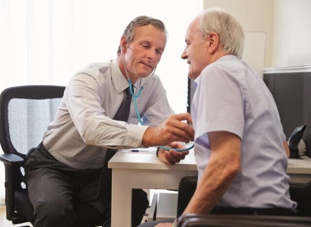 Veszélyes változás az angliai háziorvosi rendszerben: életveszélyes esetek kerülnek a „nem sürgős” online űrlapokra