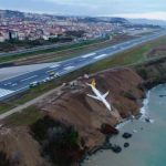 Egy utasszállító gép lecsúszott a kifutóról, és métereken múlt, hogy a tengerbe zuhanjon