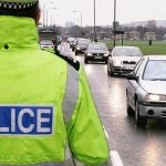 Akár £1000-ra is büntethetnek Nagy-Britanniában, ha erre a 2 apró dologra nem figyelünk oda vezetés közben