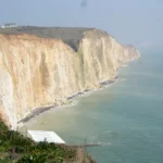Szakadékba zuhant egy autós Angliában, Sussexben